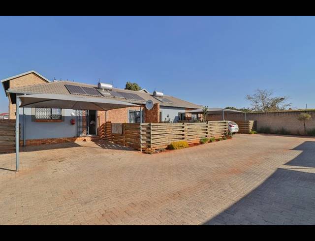 2 BEDROOM TOWNHOUSE FOR SALE IN CLARINA